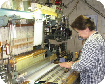 当社直営の工場では、勤続２０～３０年の熟練工が、作品を作り上げています。